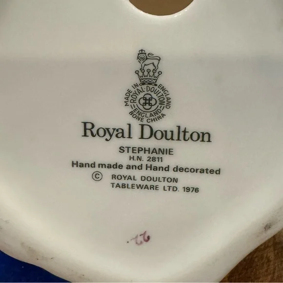 Royal Doulton figurine “Stephanie”. Pretty Ladies bone china. - Picture 3 of 8